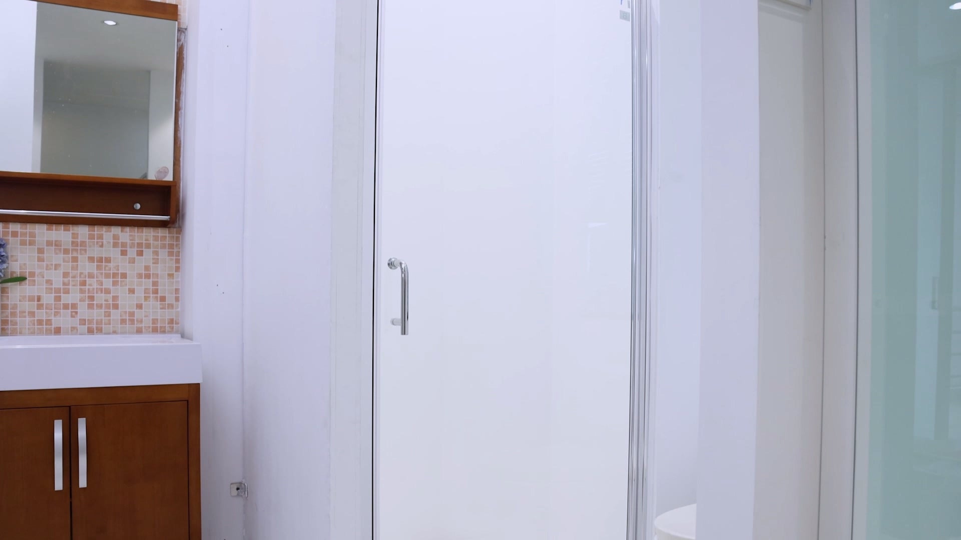 Load video: Classy Chrome Pivot Shower Doors Semi-Frameless Glass Shower Door With Handle